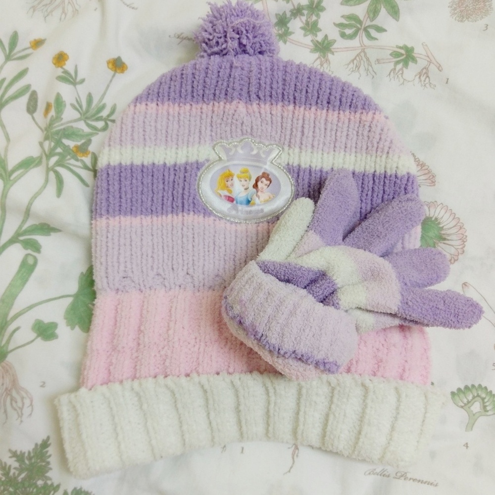 *RARE* Disney Princesses Beanie + Gloves!